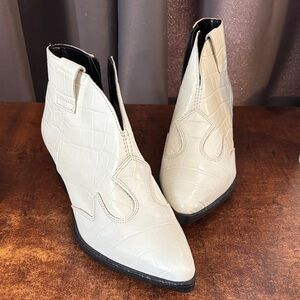 NWOT Gabriella Western Croc Embossed Leather Bootie Made in Italy